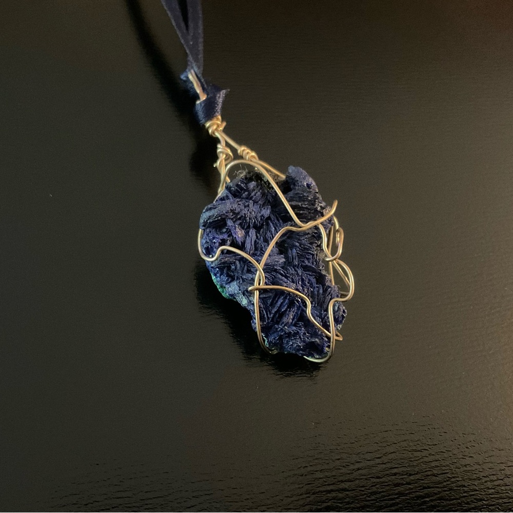 Elegant Gold and Blue Wire-Wrapped Pendant Necklace